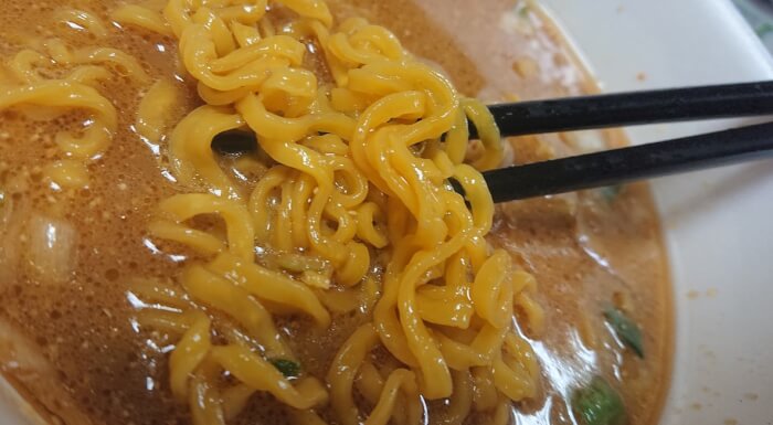 セブンのすみれ札幌濃厚味噌の麺2