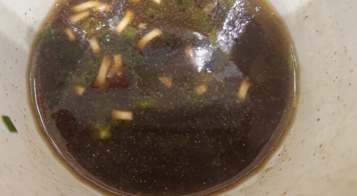 ファミマの麺屋六感堂山椒ブラックのスープ