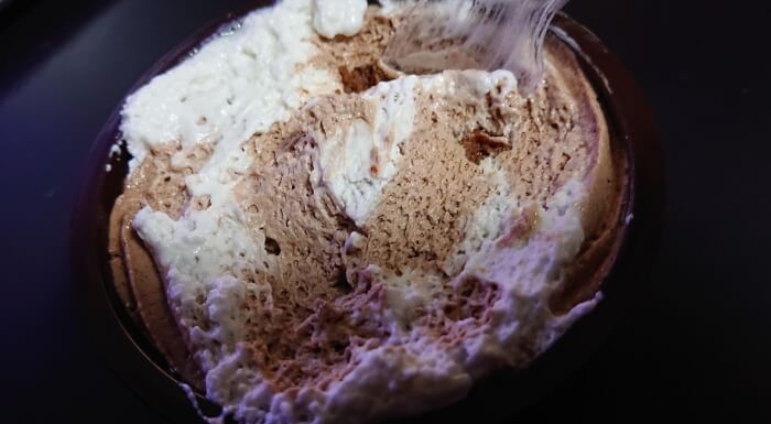 ファミマのクリームほおばるチョコスフレのチョコレートクリームが見え始めた状態