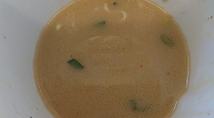ファミマの極鶏 鶏だく 極濃鶏白湯ラーメンのスープ