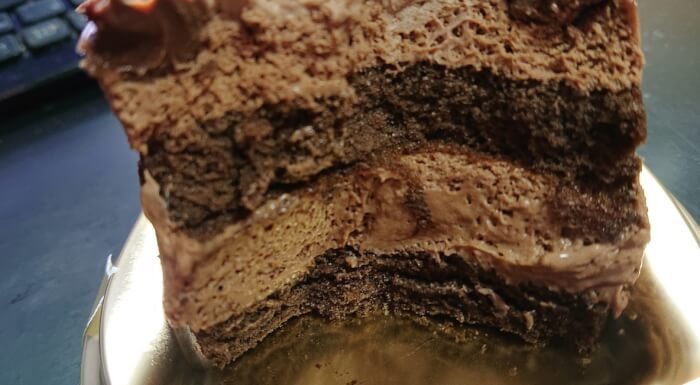 ファミリーマートのチョコレートケーキの断面2