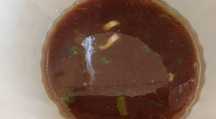 ファミマの焼豚たっぷりチャーシュー麺 生姜醤油味のスープ