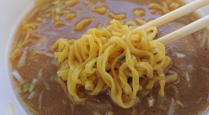 ローソンの麺屋雪風 札幌濃厚味噌らーめんの麺