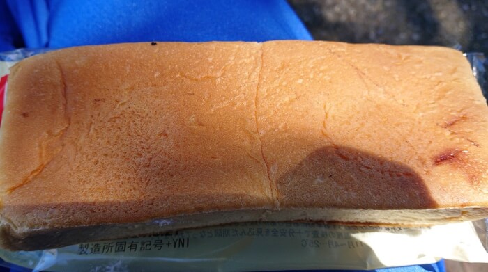ローソンの中身たっぷりクリーム&ホイップパンの本体表面