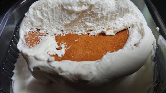 ローソンのおぼれクリームのパンケーキ本体のスポンジケーキ上部
