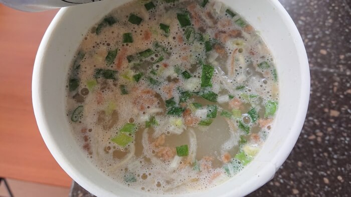 ファミマの麺屋剛監修 剛麺 とんこつ味のスープ1