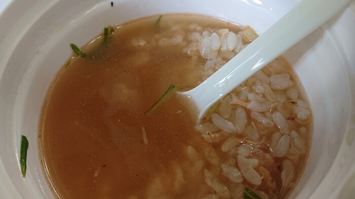 セブンの焼おにぎりの出汁茶漬け(鮭)のスープ