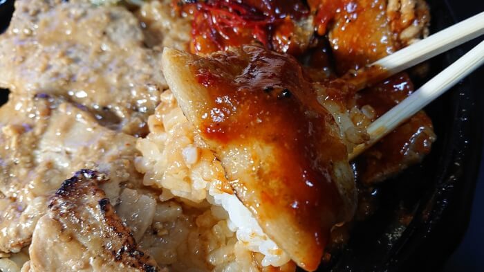 ファミマの炙り焼 ダブル味噌豚丼の豚肉とご飯