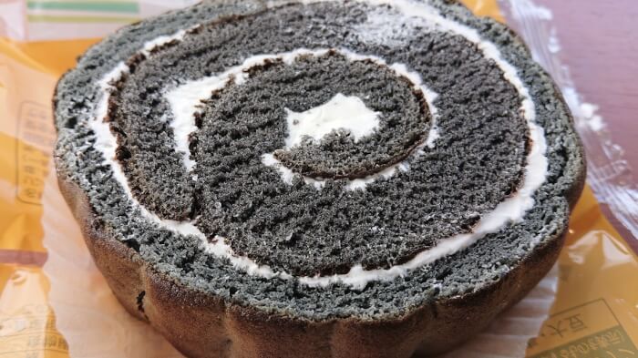 ファミマのキタサンブラックのロールケーキ本体の断面