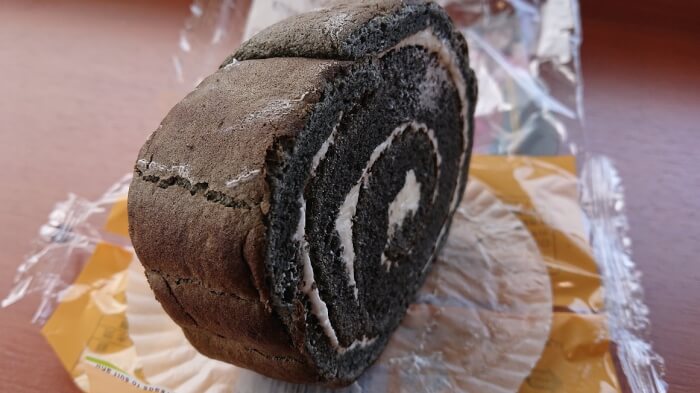 ファミマのキタサンブラックのロールケーキ本体の断面と側面
