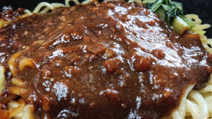 ファミマの濃厚肉味噌 ジャージャー麺の肉味噌