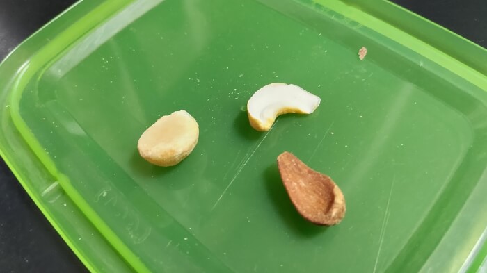 ファミマの燻製ミックスナッツの3種のナッツをそれぞれ一粒ずつ袋から取り出したところ1