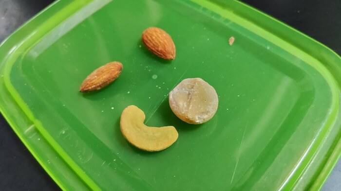 ファミマの燻製ミックスナッツの3種のナッツをそれぞれ一粒ずつ袋から取り出したところ2