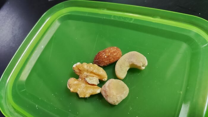 ファミマの人気のナッツをセレクトミックスナッツの4種を袋から一粒ずつ出したところ2