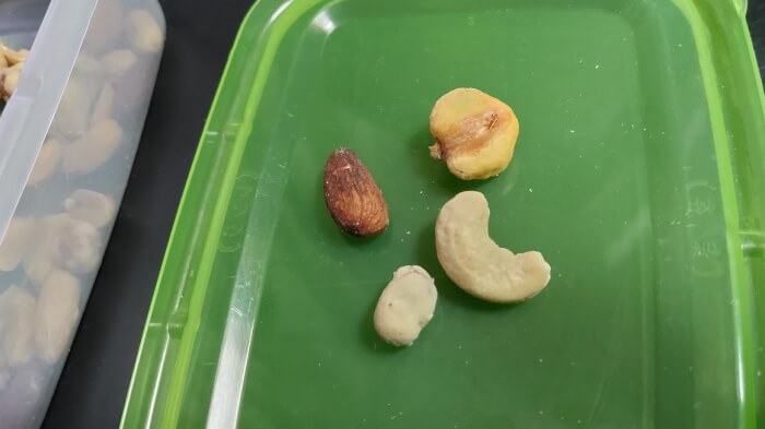 セブンイレブンのおつまみナッツの4種類のナットをそれぞれ1粒ずつ取り分けたところ