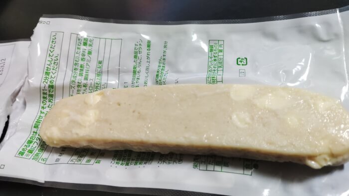 ファミマのたんぱく質10.8 サラダチキンバー 3種のチーズをパッケージから出したところ