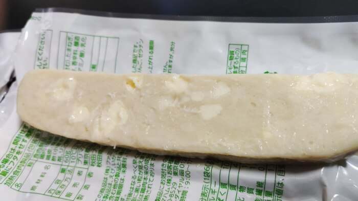 ファミマのたんぱく質10.8 サラダチキンバー 3種のチーズ本体1