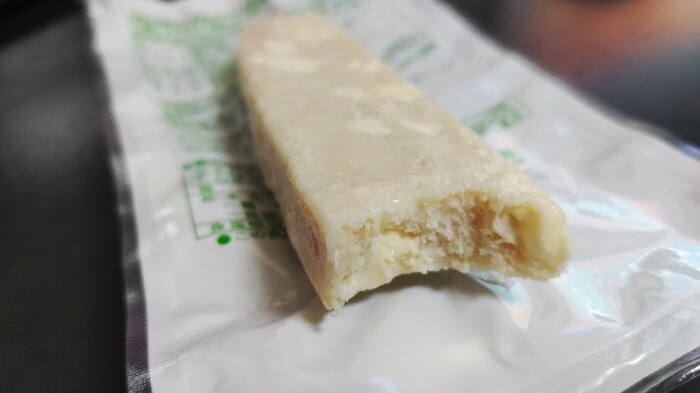 ファミマのたんぱく質10.8 サラダチキンバー 3種のチーズ本体断面