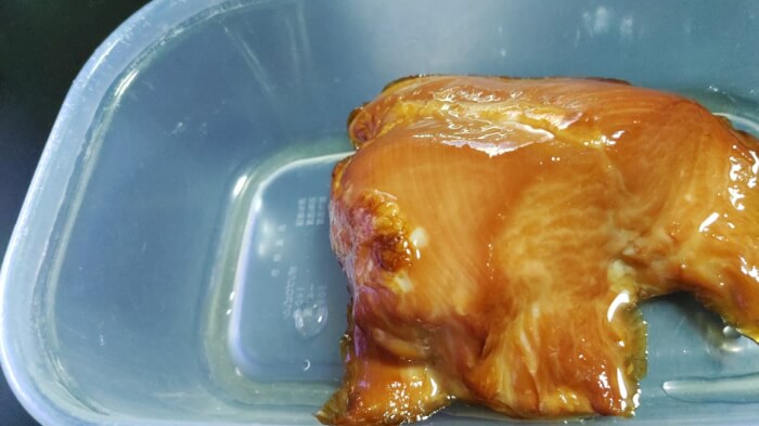 ファミマの『たんぱく質24.5g 国産鶏のサラダチキン スモーク本体2